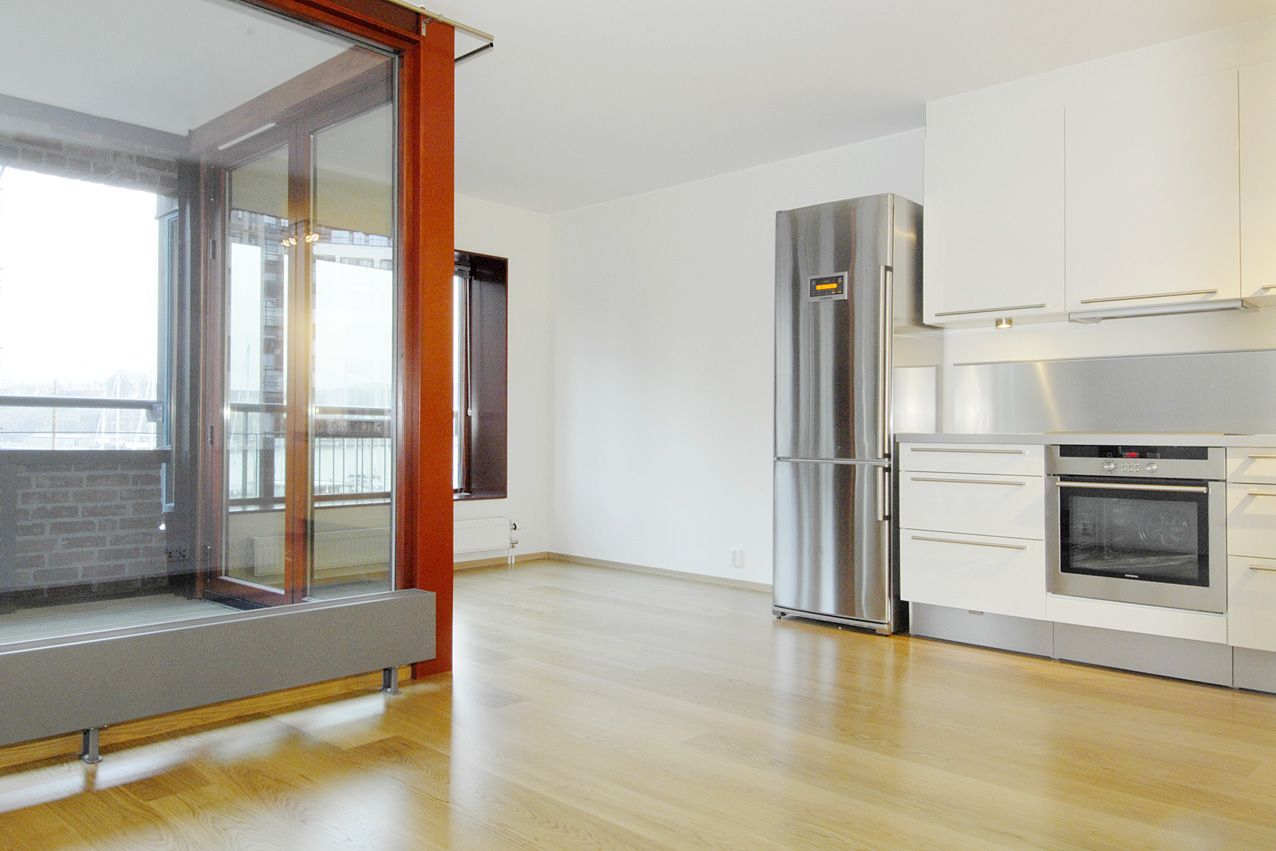 Del av stue og åpen kjøkkenløsning.