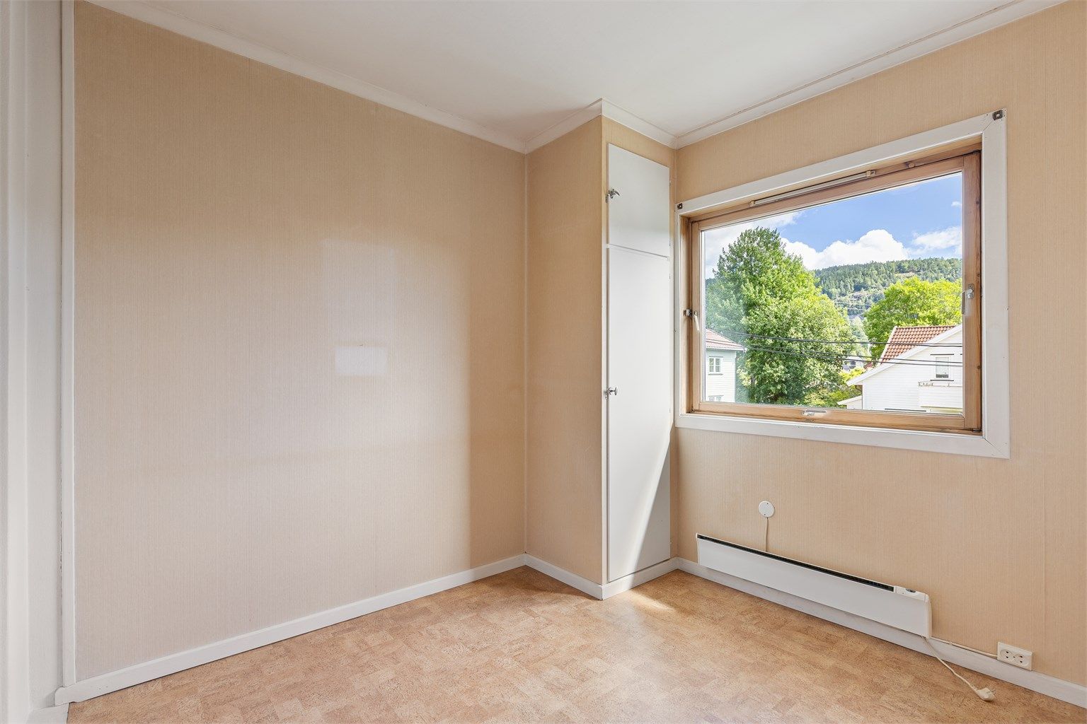 I tillegg til hovedsoverommet har boligen to soverom som passer ypperlig som barnerom