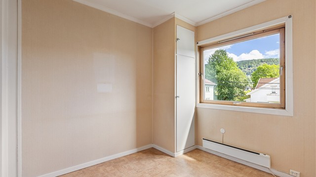 I tillegg til hovedsoverommet har boligen to soverom som passer ypperlig som barnerom
