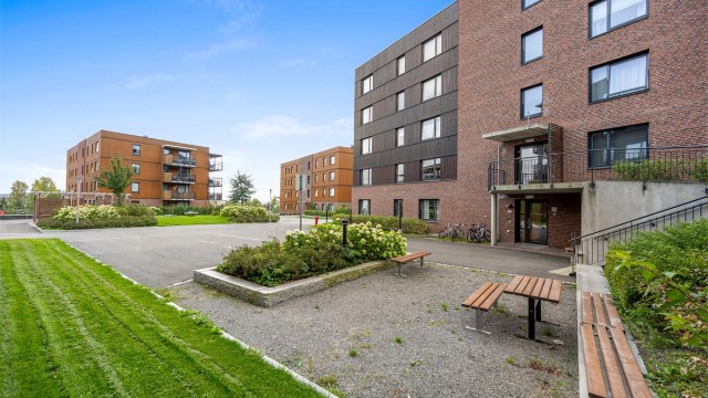 Åslia Boligsameie har velholdte uteområder med felles benker og grøntarealer.