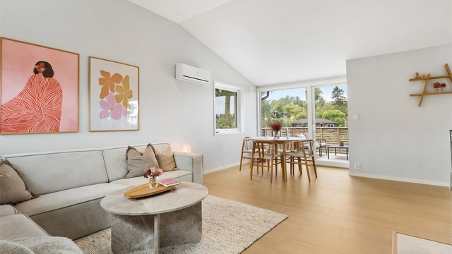 Her får du en strøken og moderne halvpart tomannsbolig med åpen løsning mellom stue, kjøkken og entré, samt 3 soverom i underetasjen. Det er store terrasser og pent opparbeidede uteområder. Foto: Trond Reder