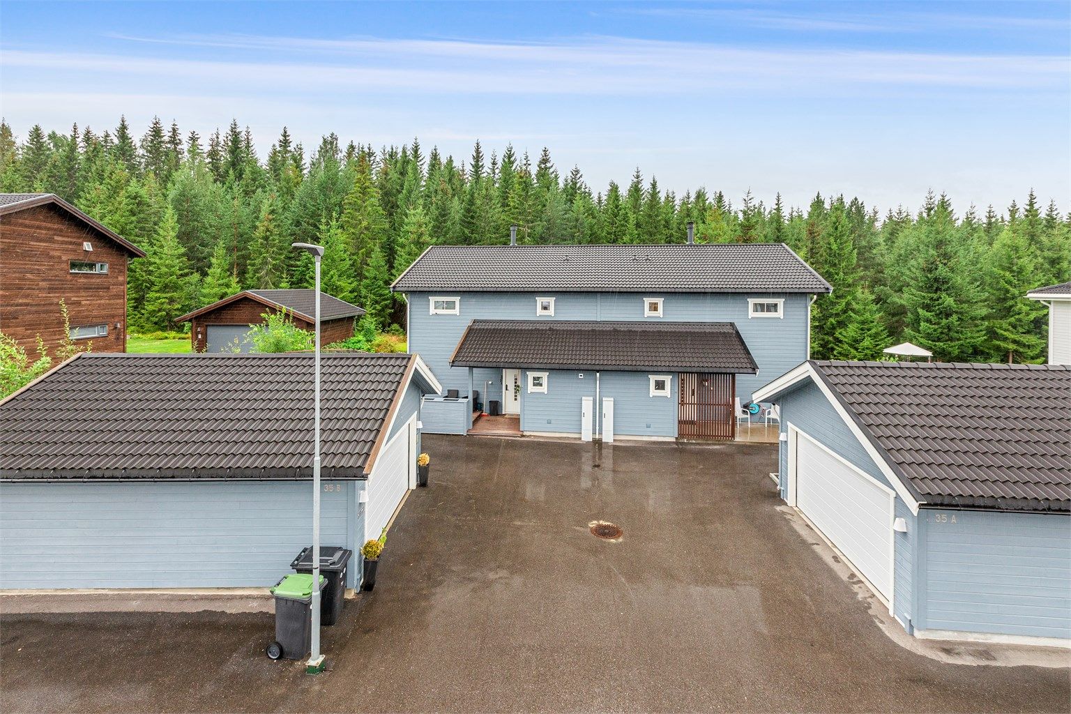 Asfaltert gårdsplass og dobbeltgarasje