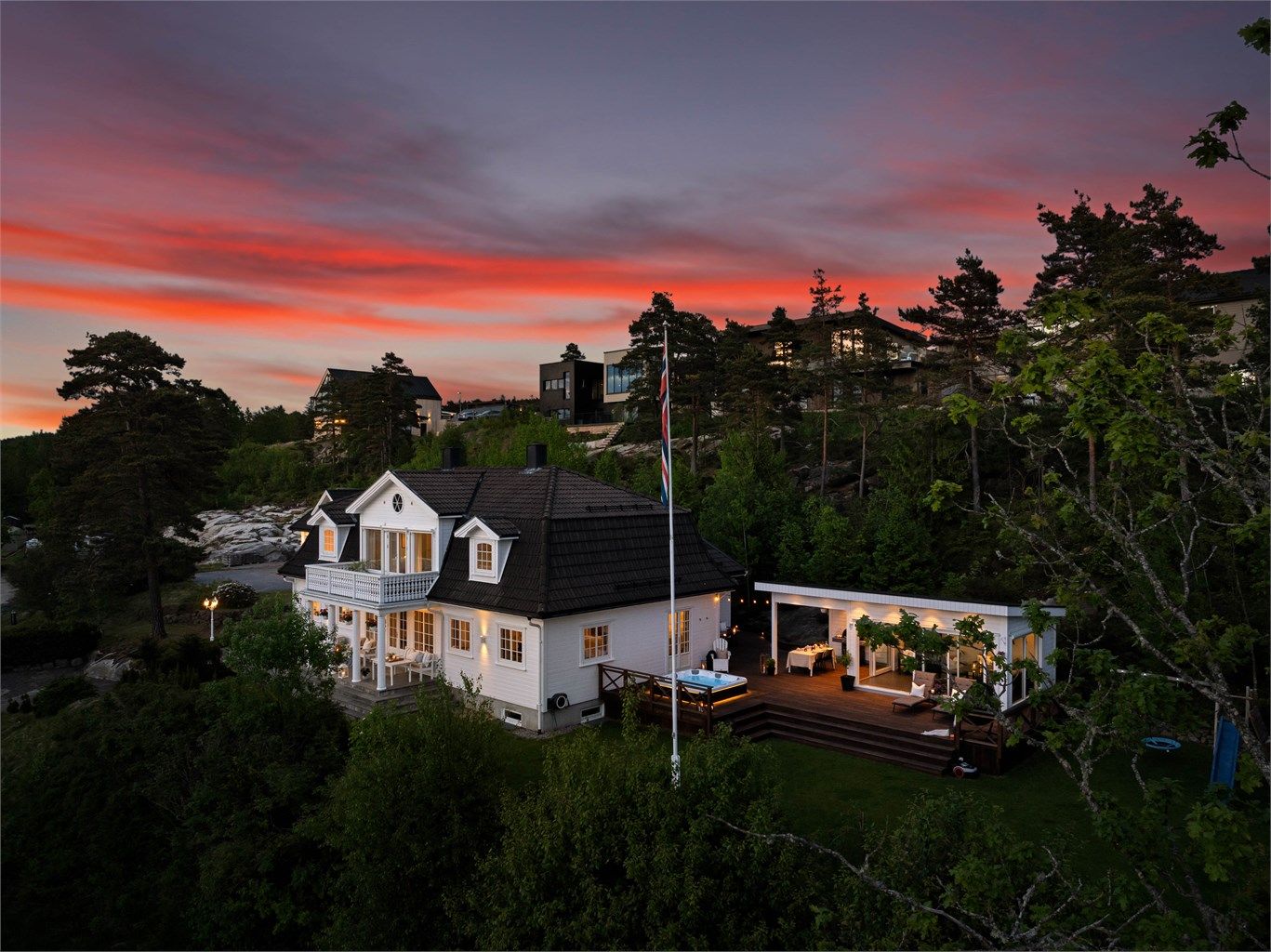 I hagen er ny terrasse på over 120 kvm. oppført, med massasjebad og vinterisolert havestue. 