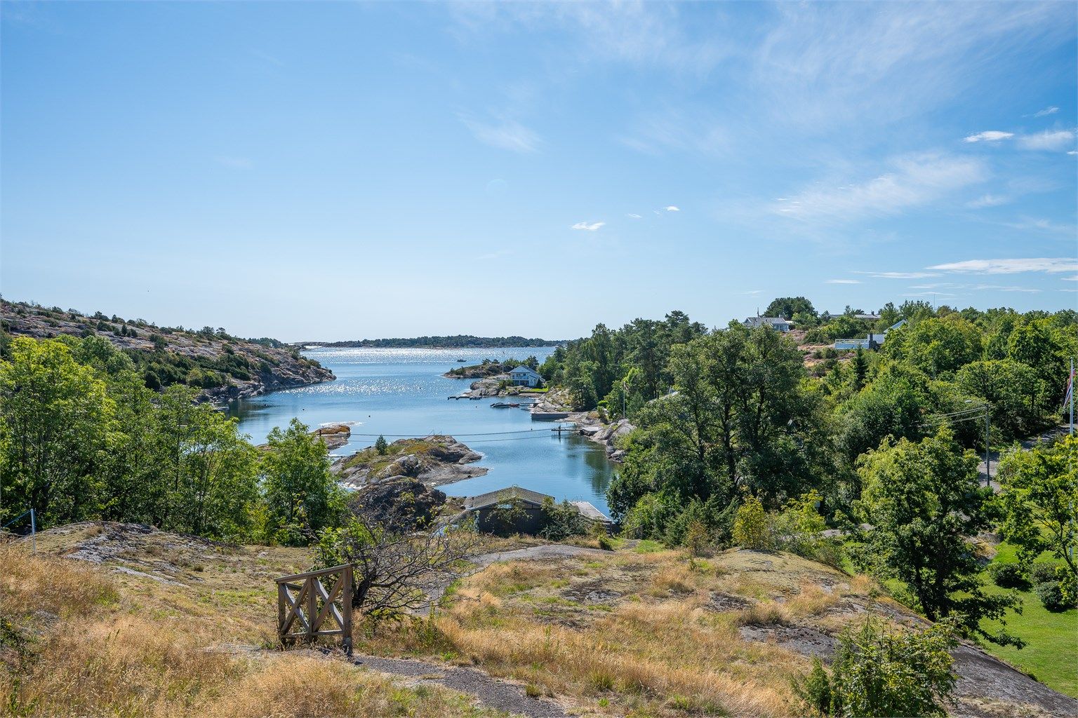 Usjenert og solfylt eiertomt på hele 5,7 mål - med nydelig utsikt over en av Norges vakreste skjærgårder. Eiendommen ligger nydelig til på Hønsø i det naturskjønne landskapet