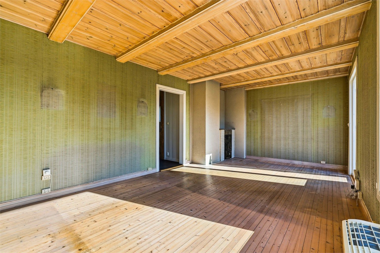 Romslig stue med plass til både sofagruppe og spisebord.
