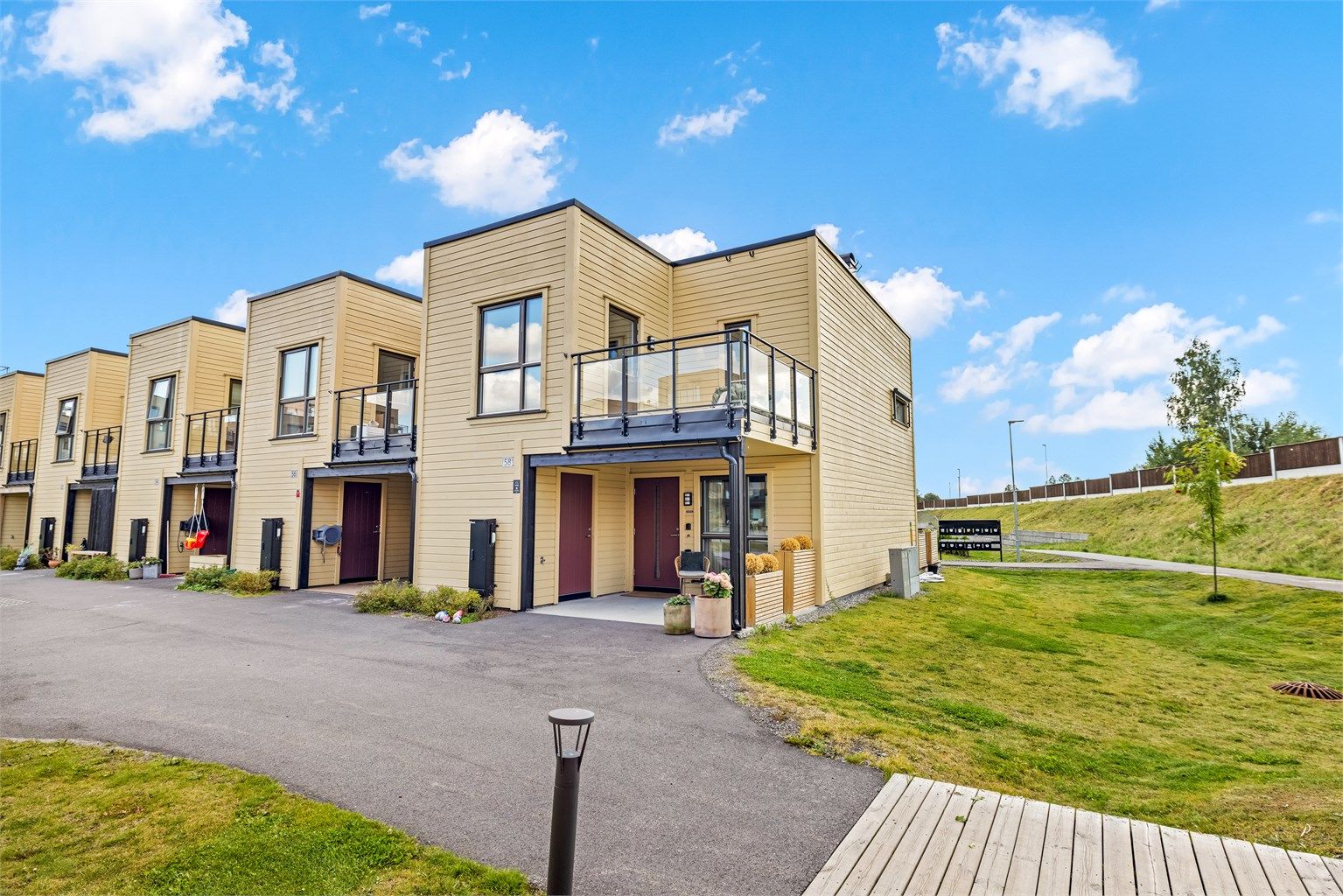Rekkehuset ligger i et nyetablert og barnevennlig boligområde på Fabeltunet.