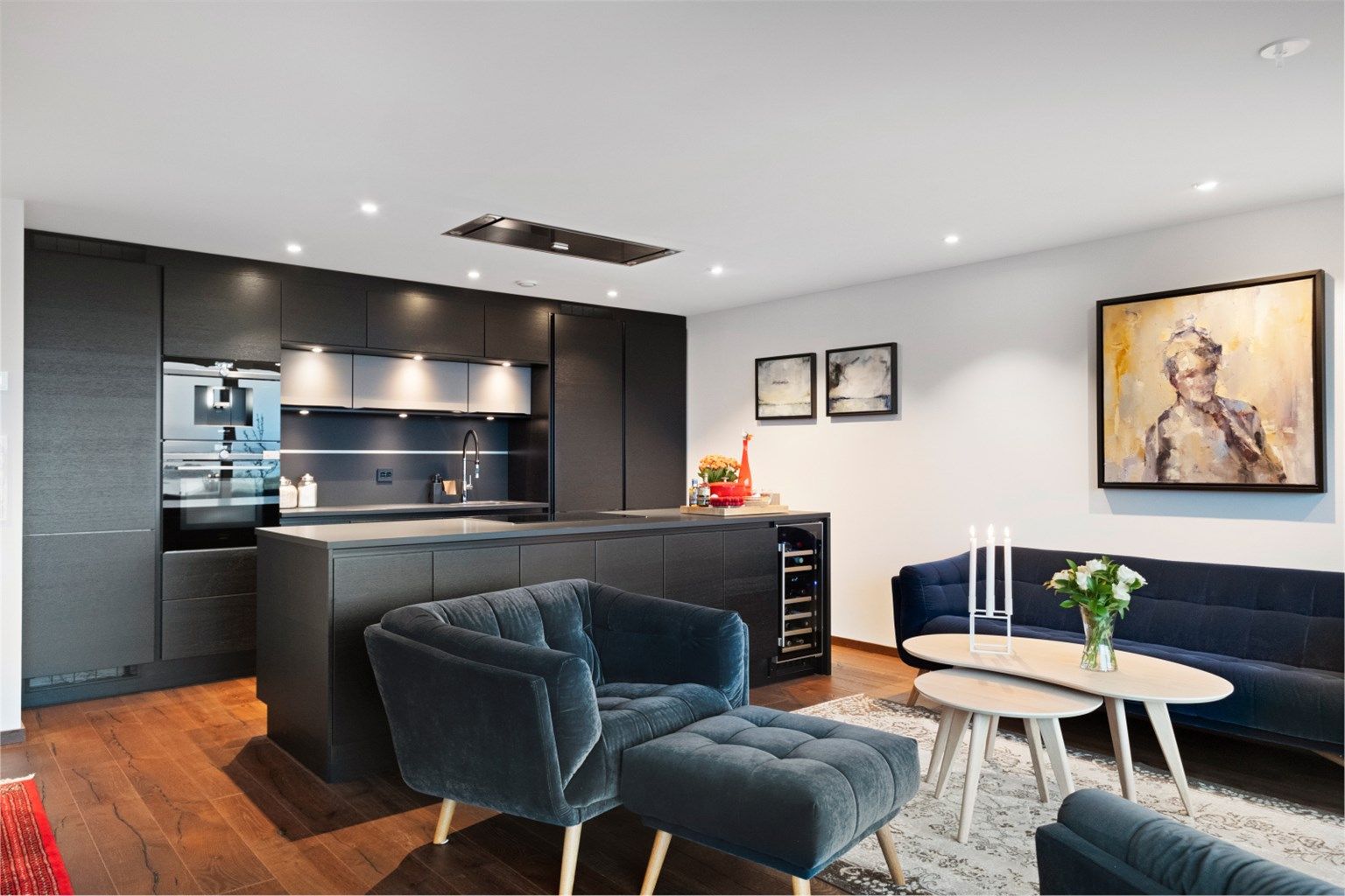 Flott påkostet kjøkkeninnredning fra HTH med mørke glatte fronter og benkeplate av Corian