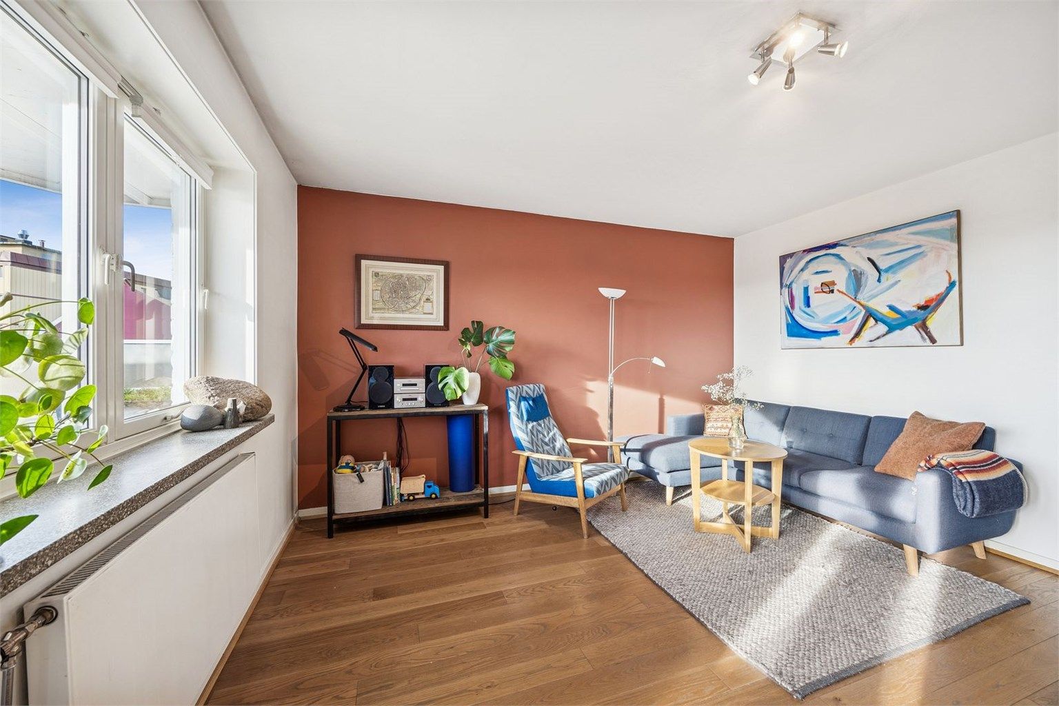 Innbydende stue som kan deles inn i to soner, sofa- og spisegruppe.