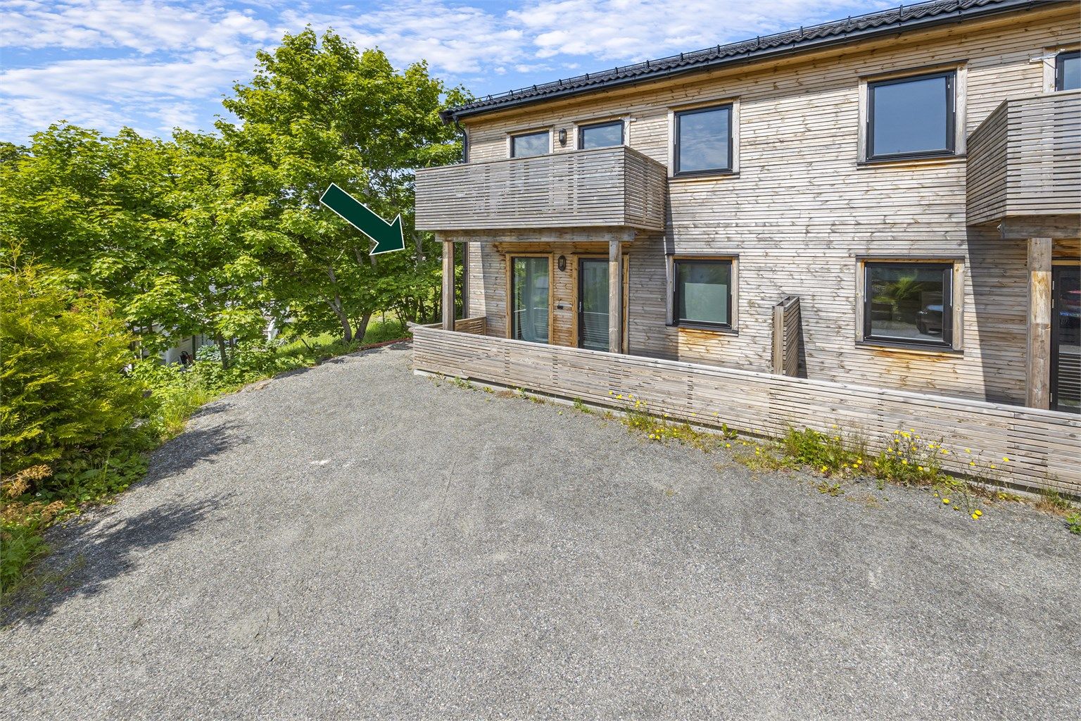 Det er kun fire minutters gange til Rema 1000, og busstopp ligger ca. 100 meter fra eiendommen.