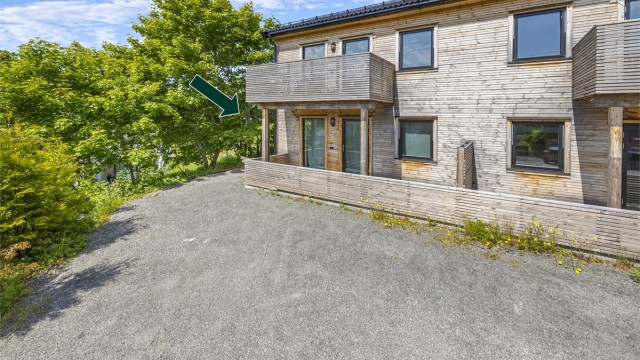 Det er kun fire minutters gange til Rema 1000, og busstopp ligger ca. 100 meter fra eiendommen.