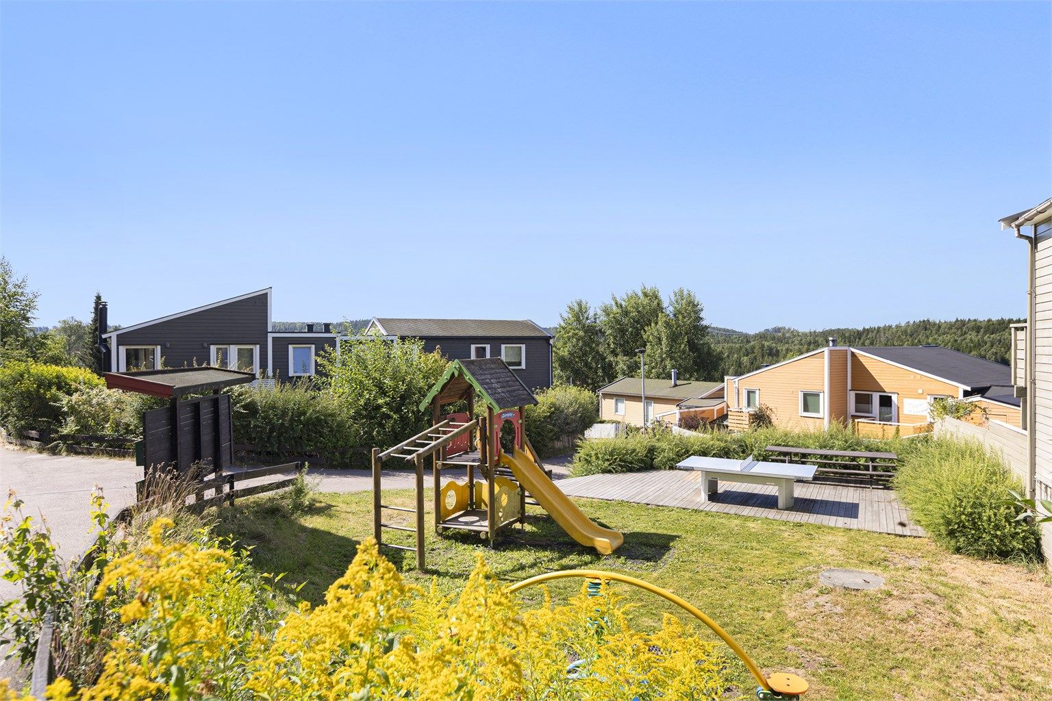 Barnevennlig fellesområde med lekeplass i umiddelbar nærhet.