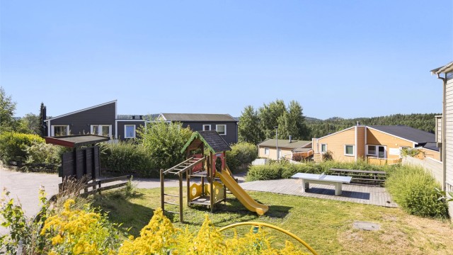 Barnevennlig fellesområde med lekeplass i umiddelbar nærhet.
