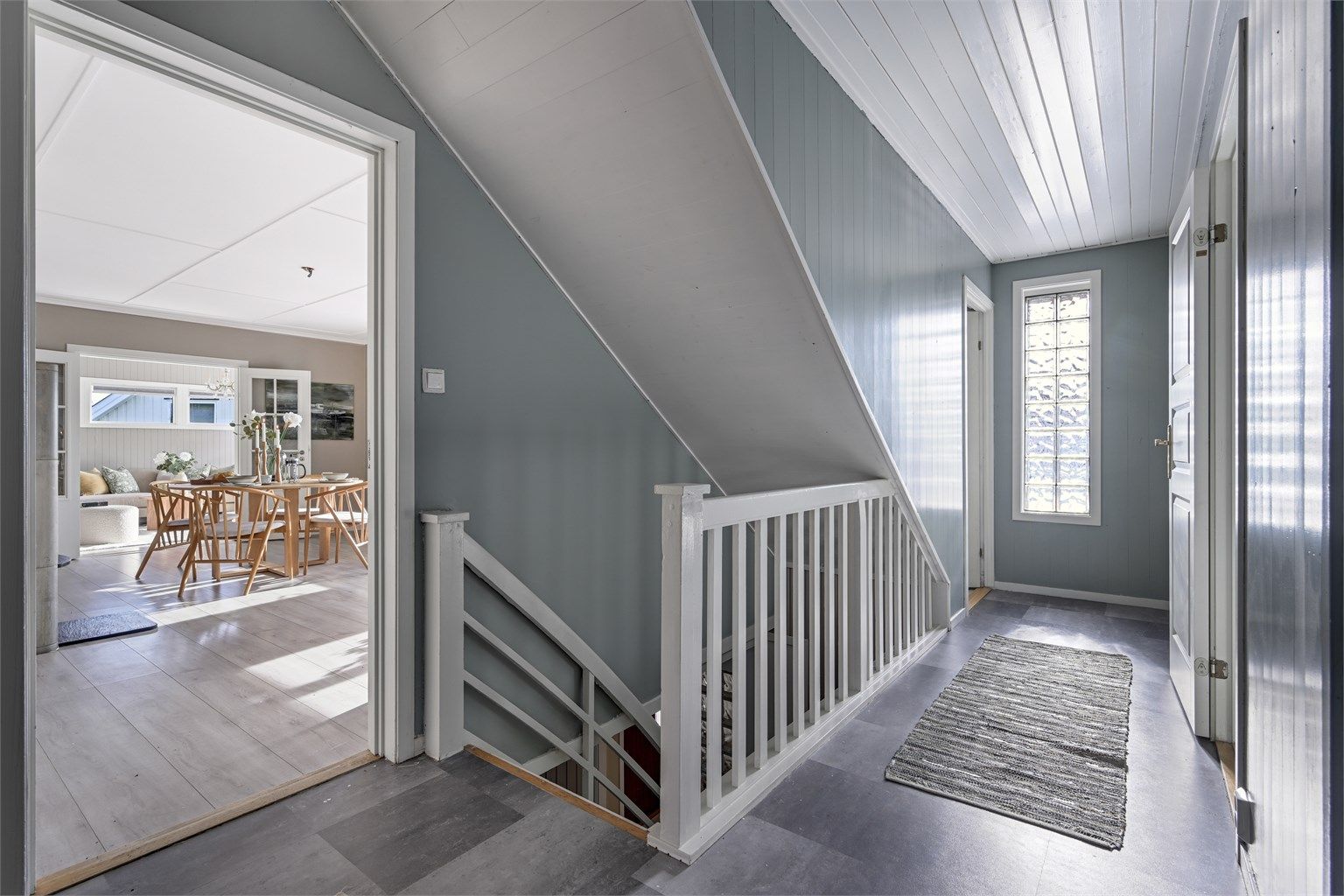 Trappegang - Det foreligger ikke dokumentasjon på at utvidelse av trapp til loft og trappegangen er omsøkt eller godkjent. 