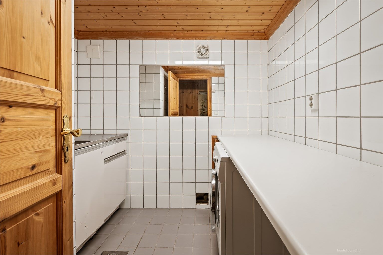 Separat vaskerom med flislagt gulv, gulvvarme og opplegg for vaskemaskin.