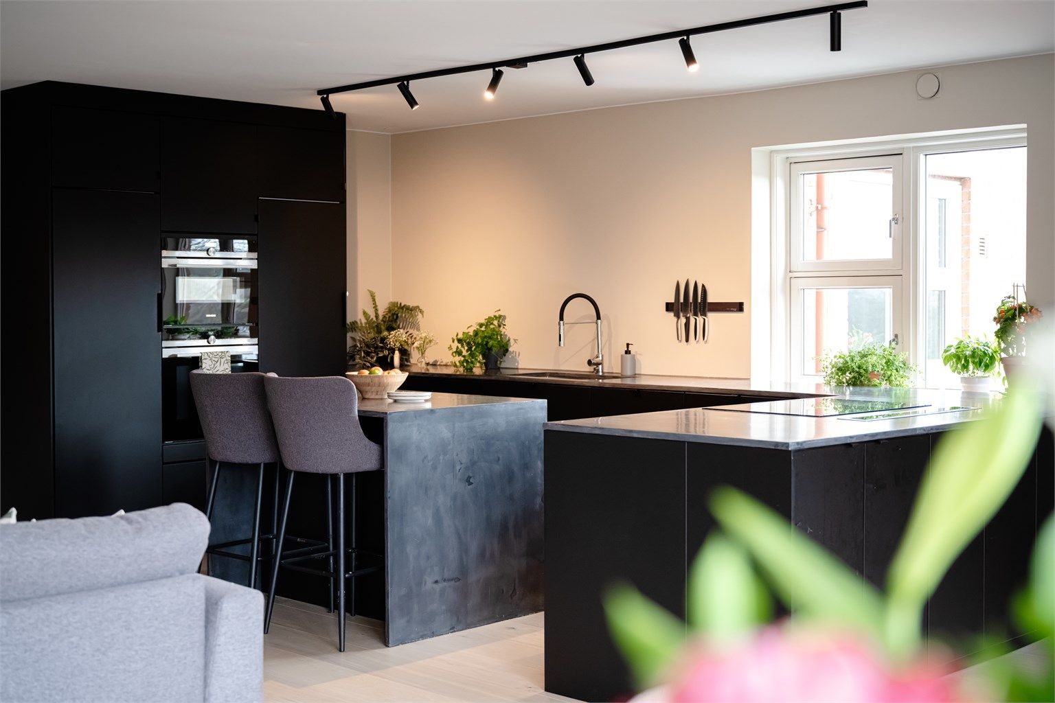 Kjøkkenet er utstyrt med integrerte hvitevarer (stekeovn, platetopp, oppvaskmaskin og helskap kjøleskap og helskap fryser som gir kjøkkenet et godt helhetsuttrykk.