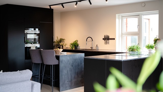 Kjøkkenet er utstyrt med integrerte hvitevarer (stekeovn, platetopp, oppvaskmaskin og helskap kjøleskap og helskap fryser som gir kjøkkenet et godt helhetsuttrykk.