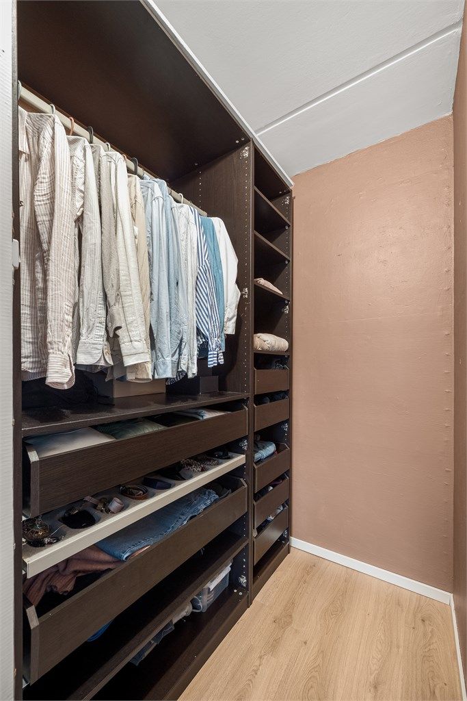 Et praktisk walk-in closet for ekstra garderobeplass.