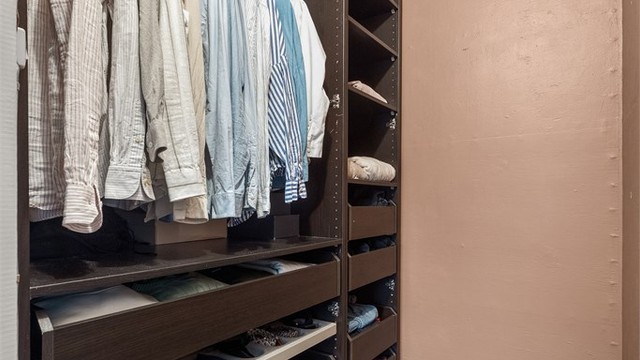 Et praktisk walk-in closet for ekstra garderobeplass.