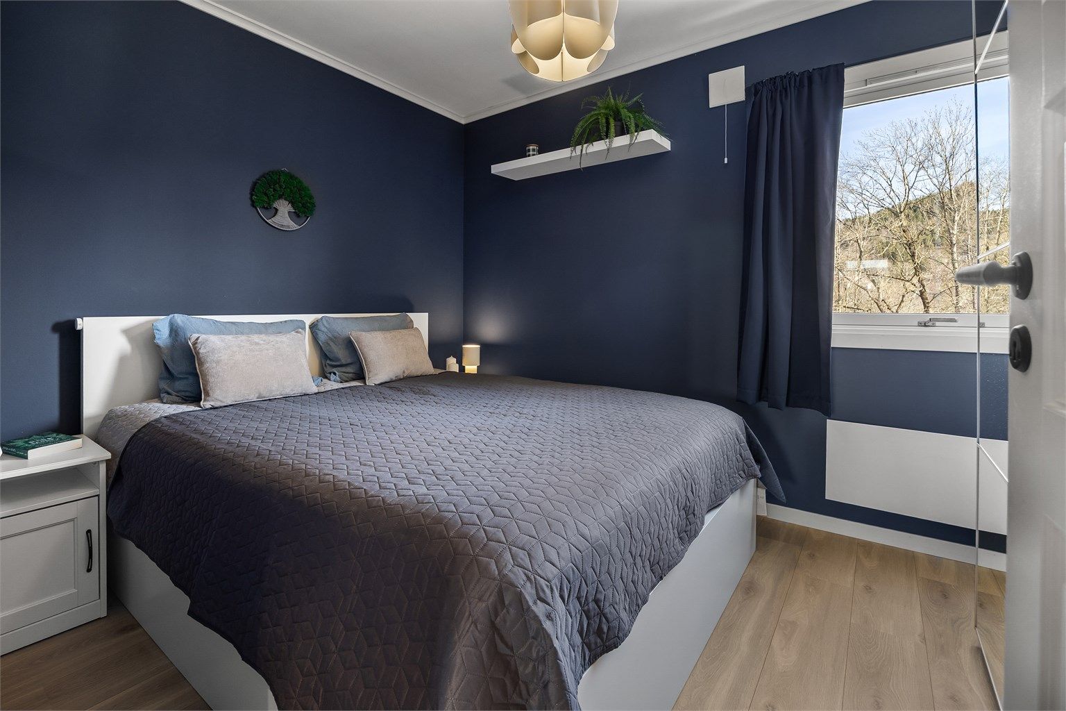Hovedsoverommet er romslig og har plass til ønsket møblement.