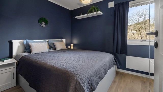 Hovedsoverommet er romslig og har plass til ønsket møblement.