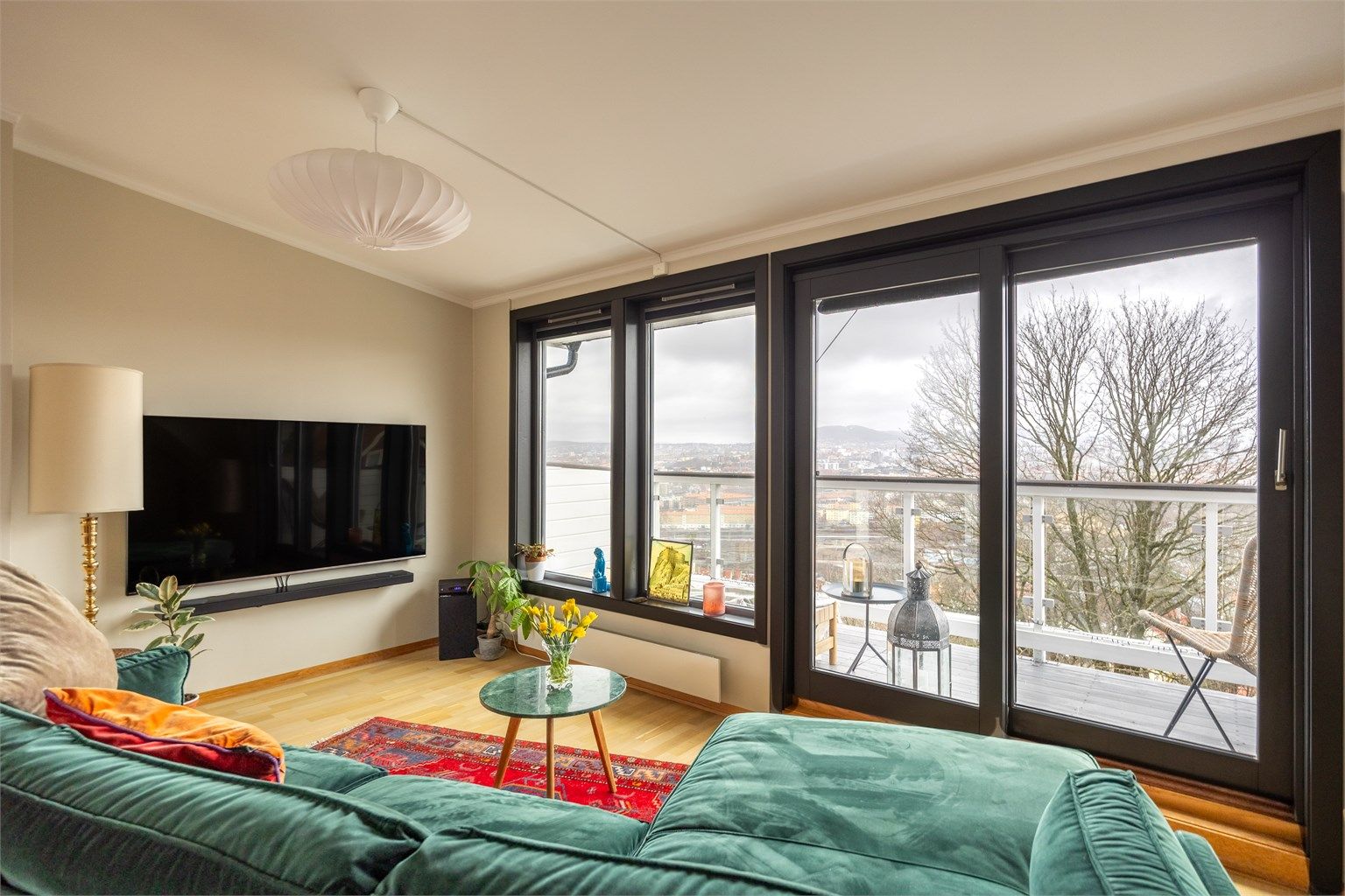 Store vindusflater gir mye lys og unik utsikt fra hele leiligheten.