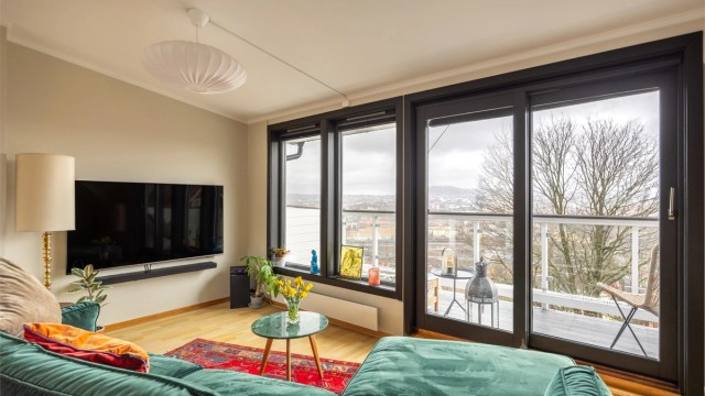 Store vindusflater gir mye lys og unik utsikt fra hele leiligheten.