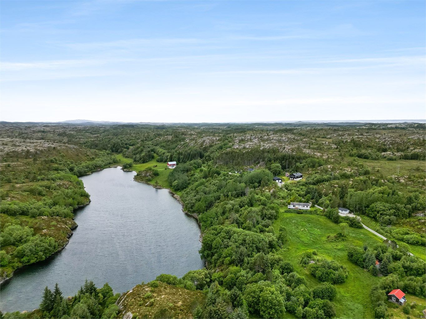 Kommunen har opplyst at det finnes områder på eiendommen hvor det er enklere å få bygget én bolig. Dette gir deg fleksibilitet.