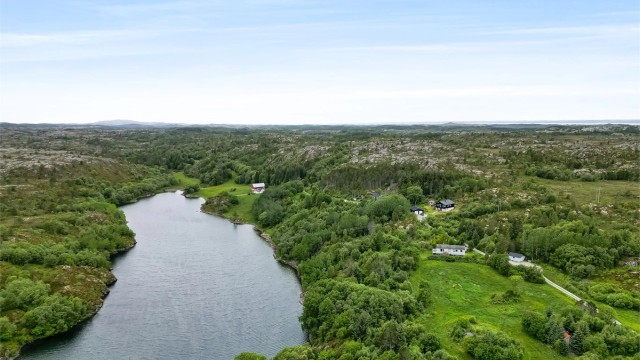 Kommunen har opplyst at det finnes områder på eiendommen hvor det er enklere å få bygget én bolig. Dette gir deg fleksibilitet.