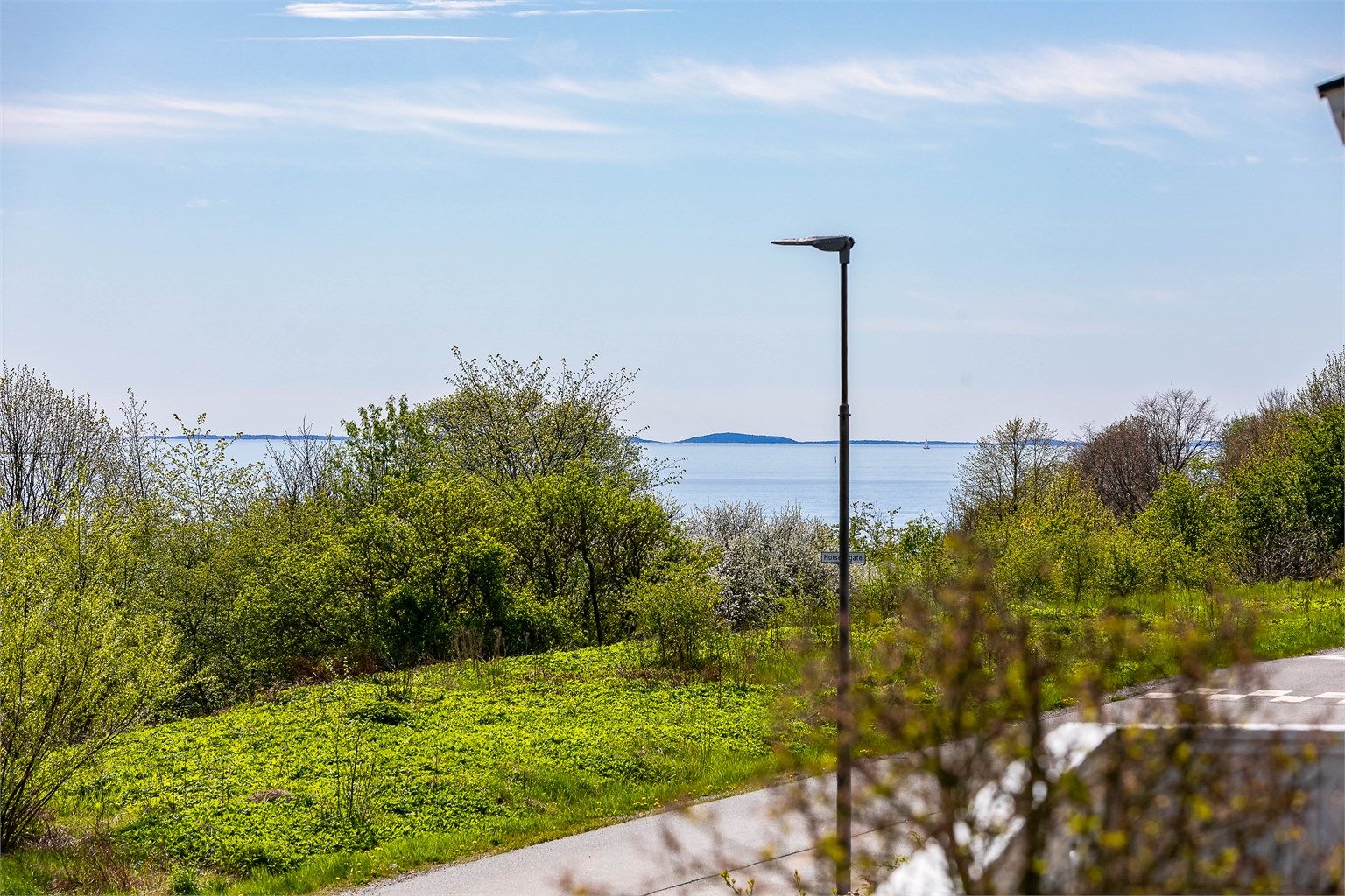 Utsikt fra balkongen til Oslofjorden og havgapet i syd - fremhevet med zoom.