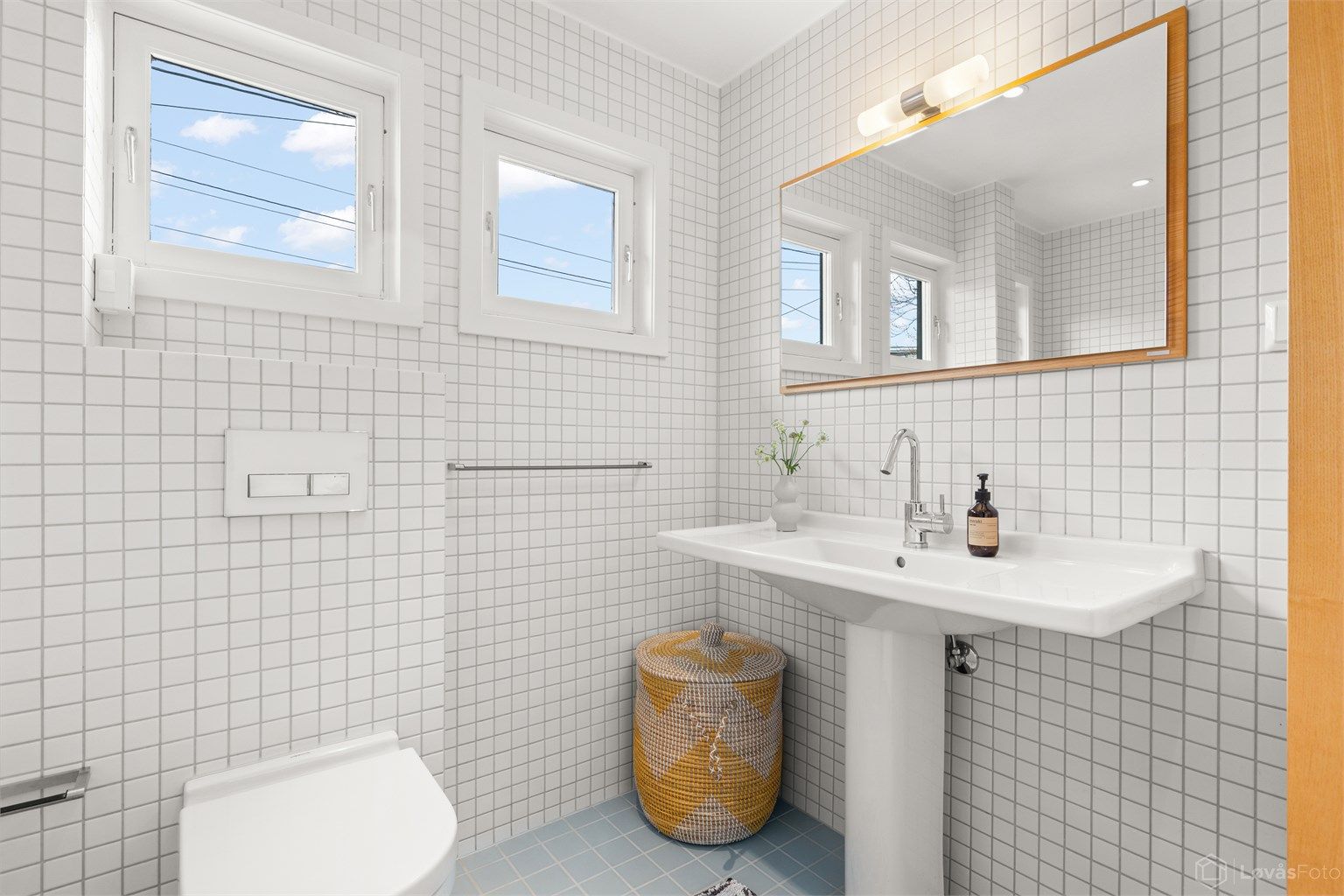 Bad med varmekabler og downlights i himling, pusset opp i 2013