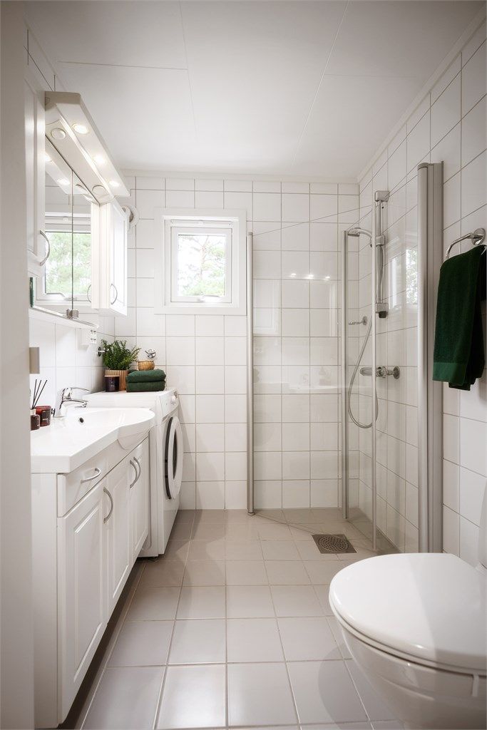 Delikat og funksjonelt bad med flislagte overflater og behagelig gulvvarme. Badet har vegghengt toalett, dusjhjørne med innfellbare glassdører og romslig servantskap med god oppbevaringsplass