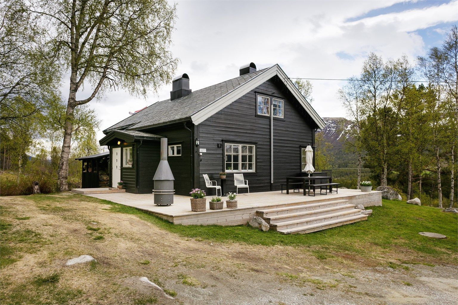 Store treterrasser med lett adkomst til hage og flere soner og sitteplasser for hyggelig sosialt samvær