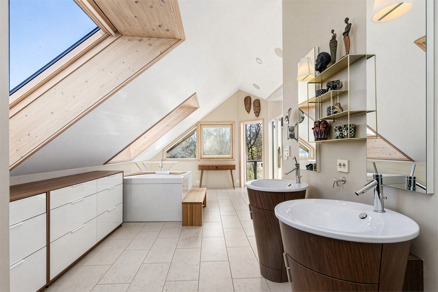 Bildet er redigert ved hjelp av AI.
De doble servantene gir god plass og funksjonalitet i en travel hverdag.