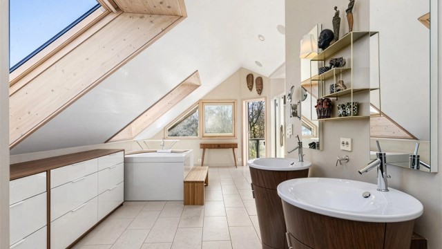 Bildet er redigert ved hjelp av AI.
De doble servantene gir god plass og funksjonalitet i en travel hverdag.