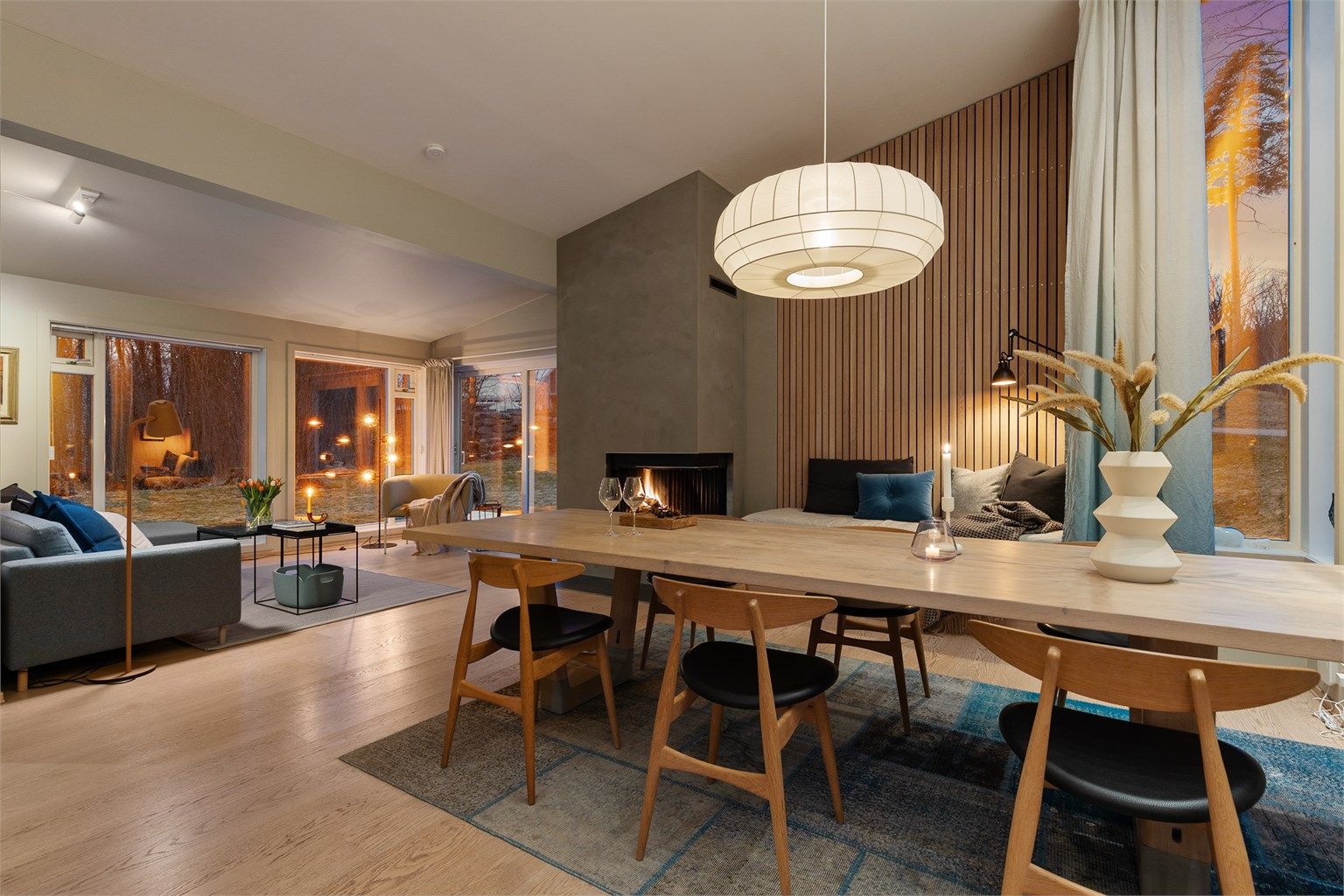 Lys og luftig stue med god plass til sittegruppe og TV-område. Store vindusflater og skyvedører ut mot markterrassen og hagen. I stuen er det en flott, integrert peis for ekstra varme og hygge på kjølige dager.