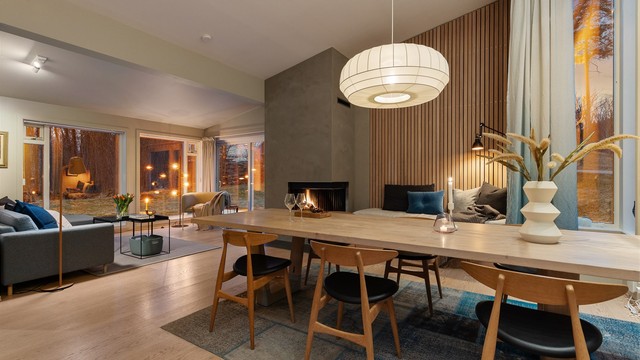 Lys og luftig stue med god plass til sittegruppe og TV-område. Store vindusflater og skyvedører ut mot markterrassen og hagen. I stuen er det en flott, integrert peis for ekstra varme og hygge på kjølige dager.