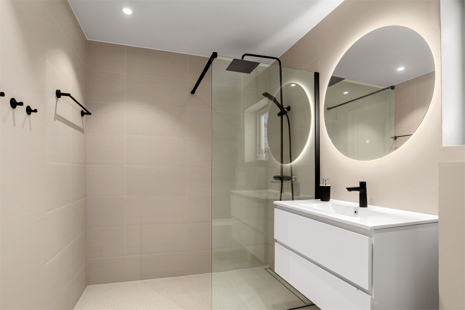 Delikat flislagt bad med gulvvarme fra 2020 