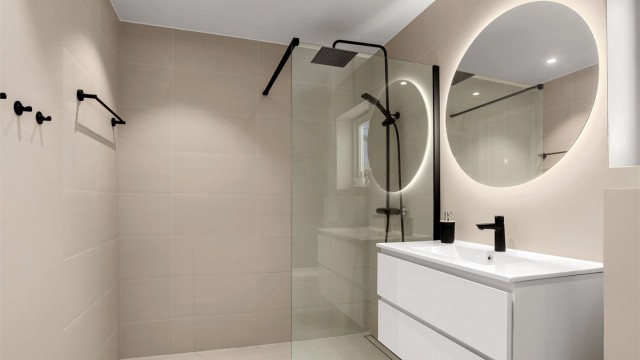 Delikat flislagt bad med gulvvarme fra 2020