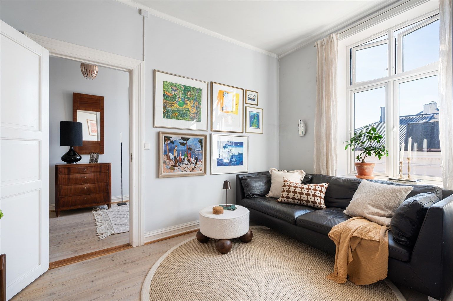 Leiligheten har to stuer, noe som gir en fleksibel planløsning. Denne egner seg ypperlig som en adskilt TV-stue eller bibliotek.