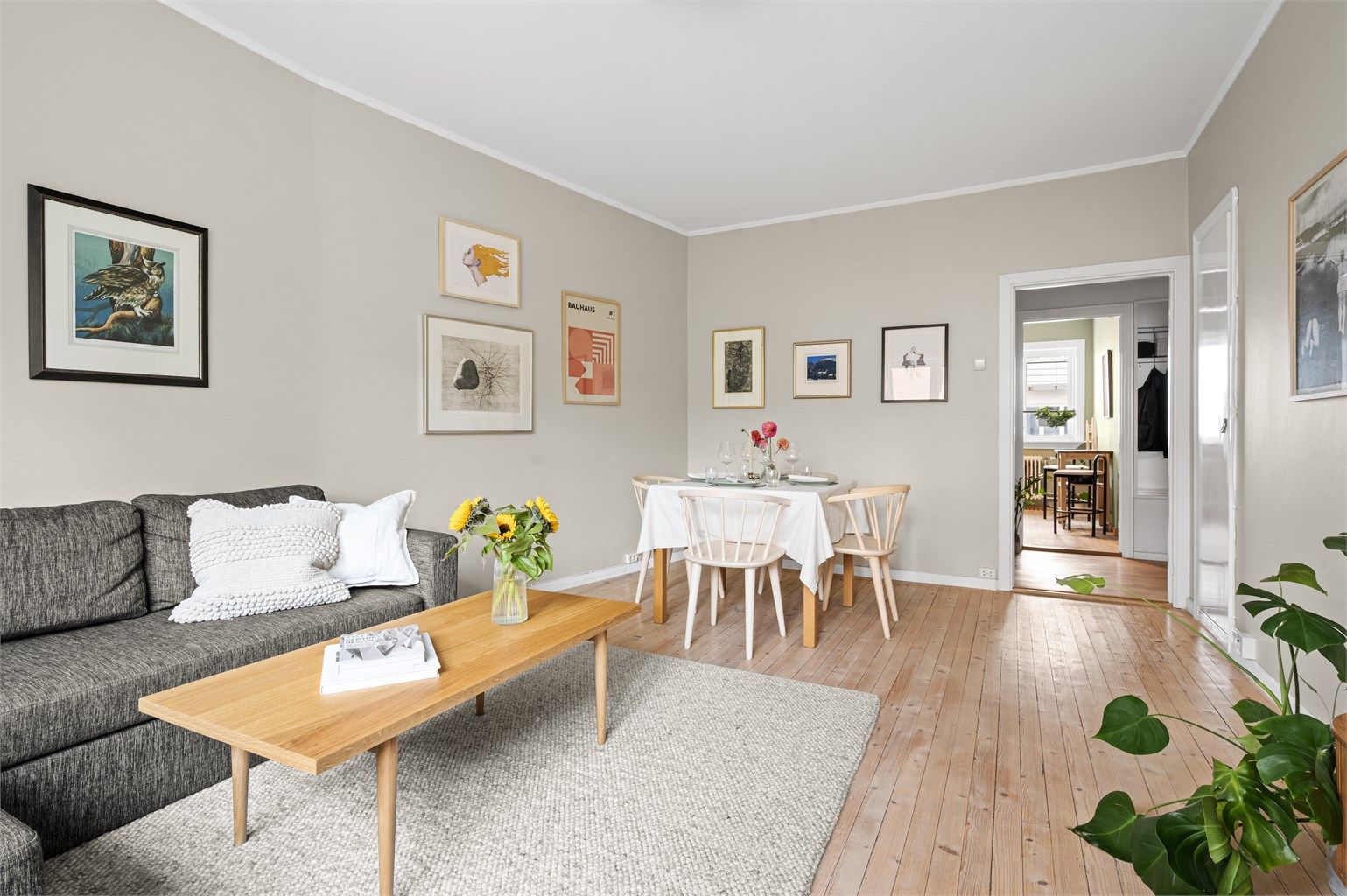 Stuen er romslig med god planløsning og kan enkelt innredes med en hyggelig sofagruppe med tilhørende sofabord og annet ønskelig stuemøblement.