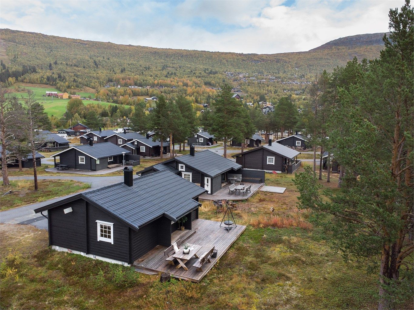 Dronebilde av eiendommen og hytteområdet