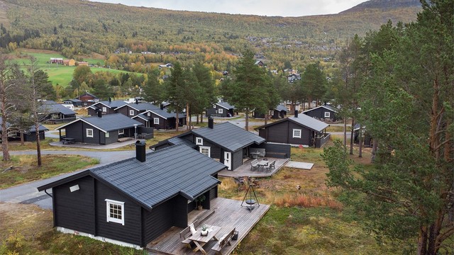 Dronebilde av eiendommen og hytteområdet