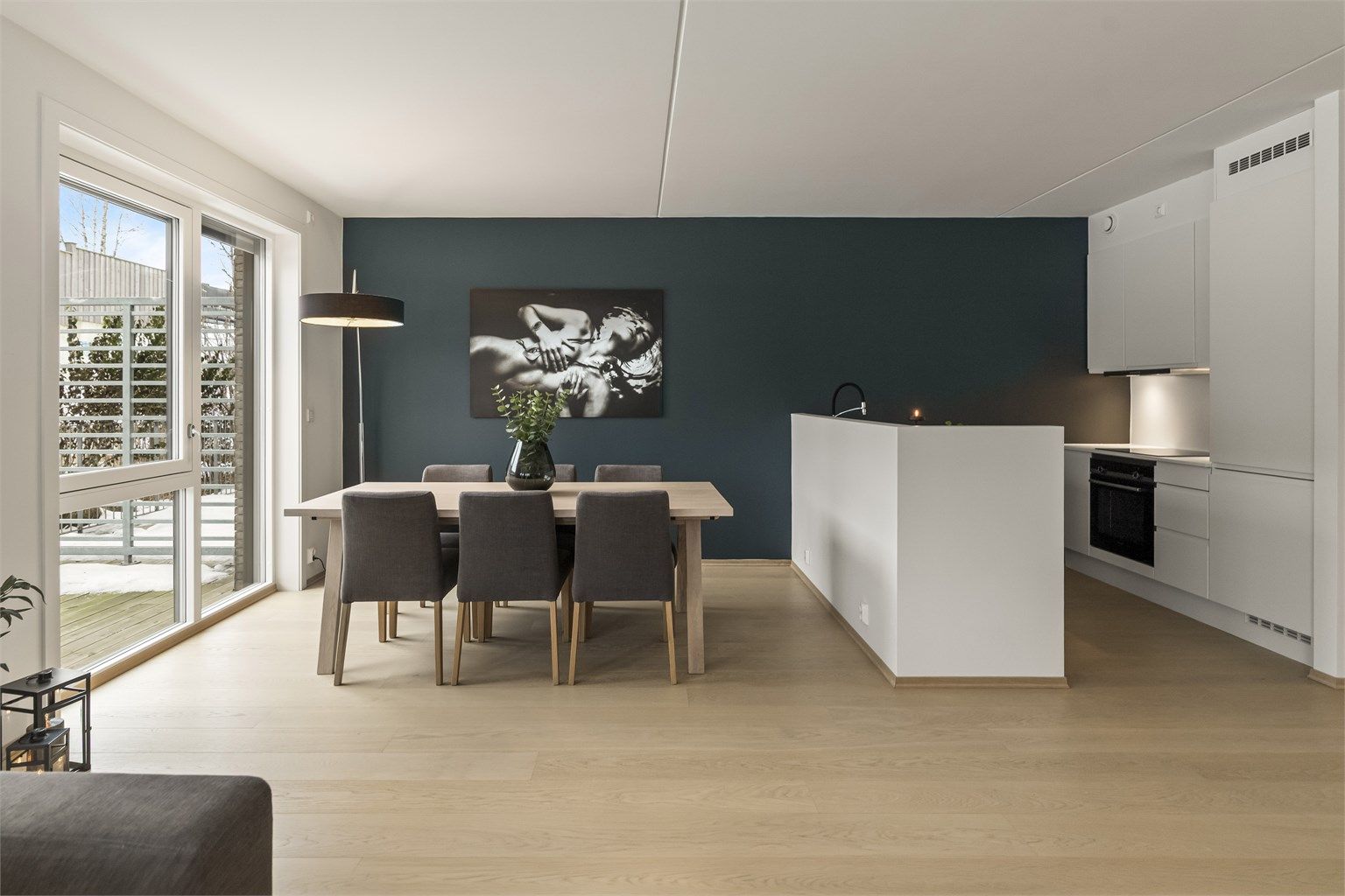 Leiligheten oppleves tidløst og stilig med 1. stavs parkett, veggene og himling er in malte betong elementer og malte plater