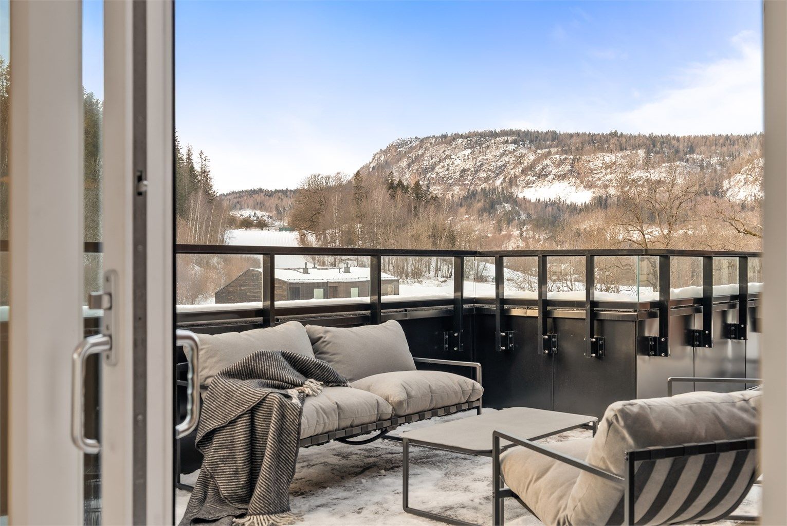 Vestvendt takterrasse med flott utsikt, gode solforhold og god plass til utemøbler.