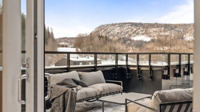 Vestvendt takterrasse med flott utsikt, gode solforhold og god plass til utemøbler.