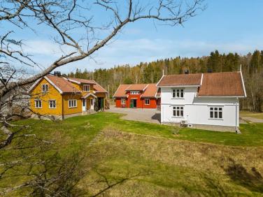 Velkommen til Åmotgrenda 3 og 5 - et eget gårdstun med enebolig, sidebygning, garasjehus og hagestue
