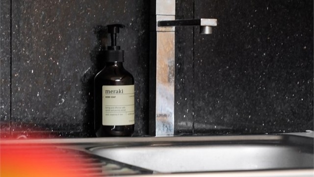 Innredning med glatte fronter og nedfelt kum i benkeplate av laminat.