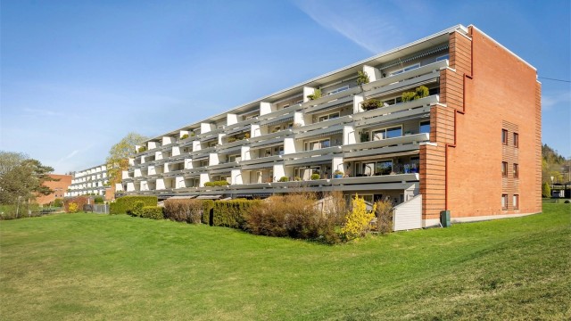 Utvendig har leiligheten både en sydvestvendt terrasse på 14 kvm og en nordøstvendt balkong på 7 kvm - her finner du solen store deler av dagen. Videre er det en romslig bod på samme plan som leiligheten, samt garasjeplass