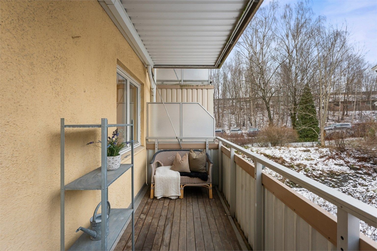 Balkongen har plass til en sittegruppe og vender ut mot rolige, grønne fellesarealer.