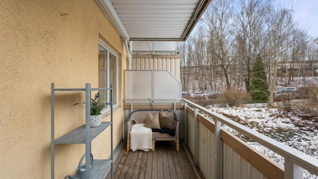 Balkongen har plass til en sittegruppe og vender ut mot rolige, grønne fellesarealer.